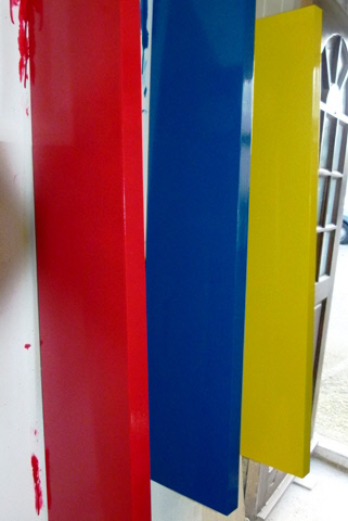 fancy-design-coloured-shelves