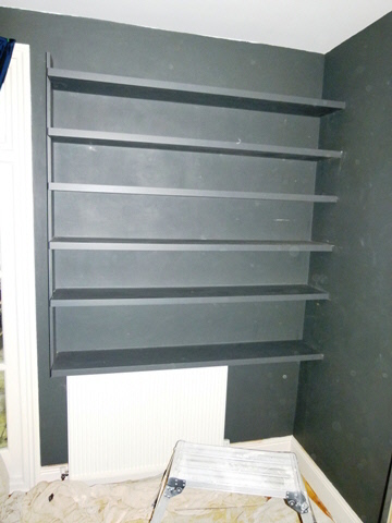 fancy-design-coloured-shelves